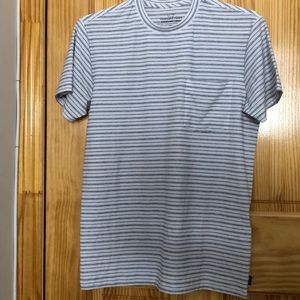 Men’s XS vineyard vine t-shirt.